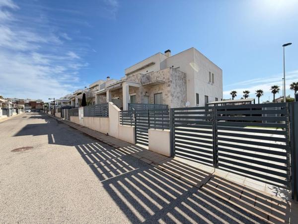 Chalet pareado en Cesar Mateo Cid, Parque Acuático - Sector 25, Torrevieja photo 3