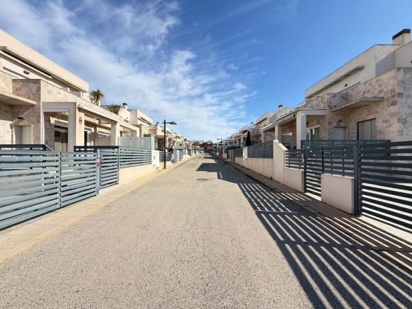 Chalet pareado en Cesar Mateo Cid, Parque Acuático - Sector 25, Torrevieja photo 4