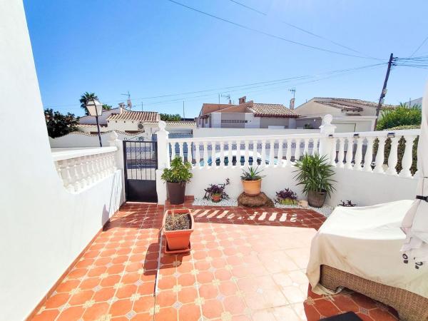 Chalet adosado en Calle Salvador Dalí, Los Balcones - Los Altos del Edén, Torrevieja thumbnail 3
