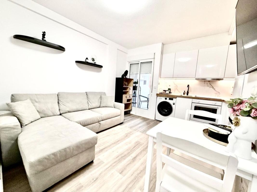 Venta de piso en Piso en Avenida del Mediterráneo, Gaspar Perrelló, Torrevieja, Torrevieja
photo 2