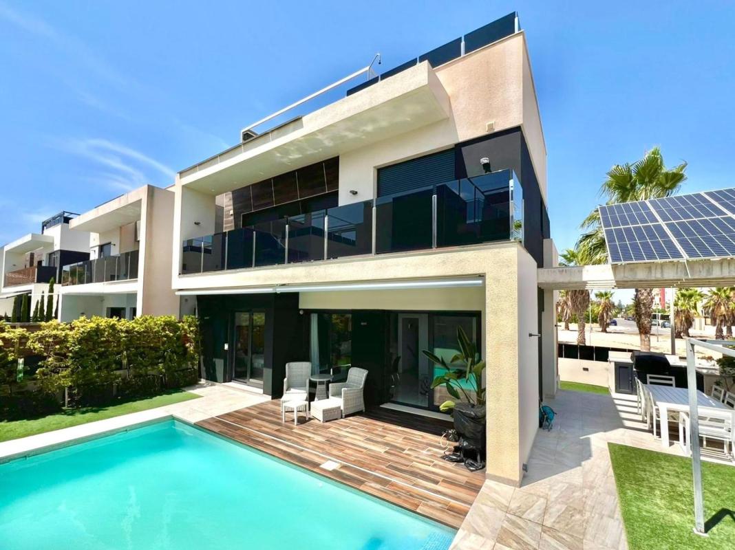 Sale of independent chalet in Casa o chalet en Calle Cabo Ortegal, Lomas de Cabo Roig, Orihuela, Orihuela
photo 1