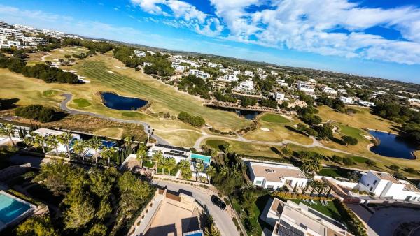 Частный шале на продаже в  Casa o chalet en Avenida de las Colinas, Las Colinas Golf, Orihuela, Ориуэла photo 4