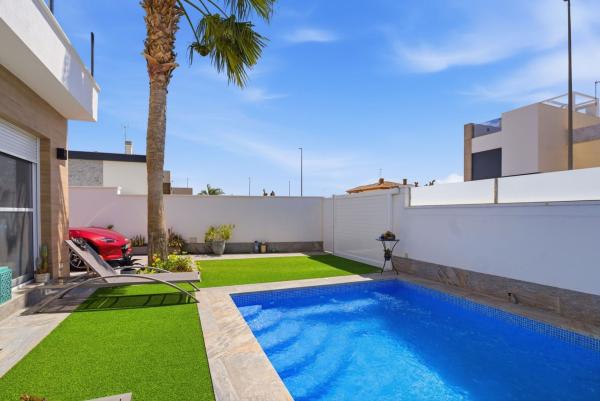 Casa o chalet independiente en Calle Isla de El Hierro, Zona Pueblo, Pilar de la Horadada thumbnail 2