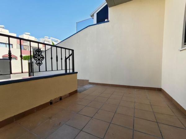 Chalet adosado en Calle Gotzone Mora, 14, Parque Acuático - Sector 25, Torrevieja thumbnail 3
