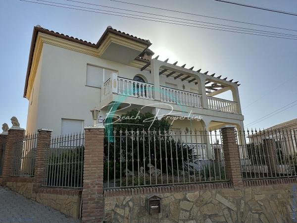 Chalet wolnostojący na sprzedaż w  Casa o chalet en Algarrobo, Algarrobo photo 1