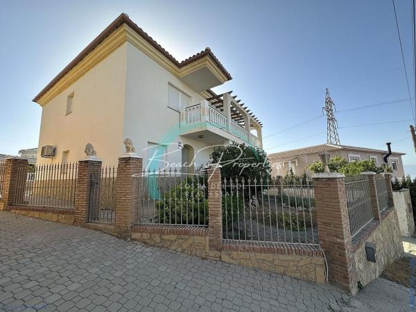 Chalet wolnostojący na sprzedaż w  Casa o chalet en Algarrobo, Algarrobo photo 2