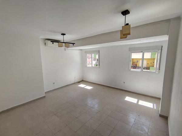Продажа квартиры на Piso en Calle Huerto de los Claveles, El Molinillo - Capuchinos, Málaga, Малага
 photo 2