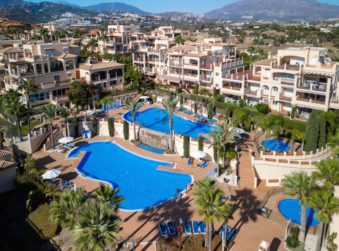 Venta de piso en Piso en Calle Pico Alcazaba, Benatalaya, Estepona, Estepona
photo 1