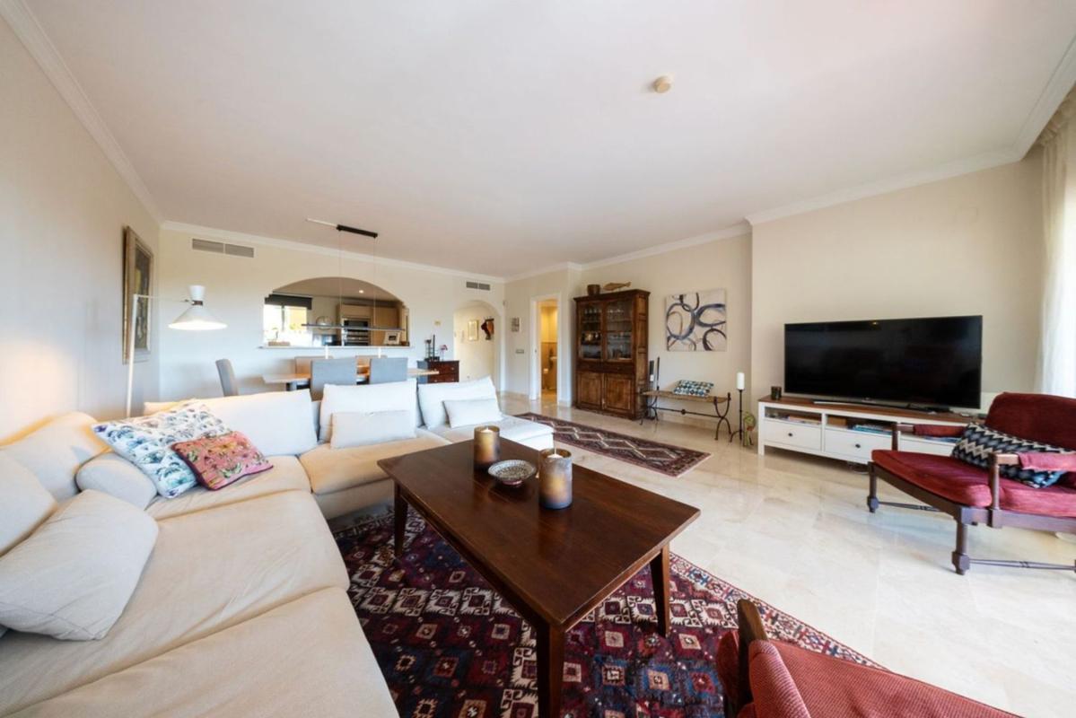 Venta de piso en Piso en Calle Pico Alcazaba, Benatalaya, Estepona, Estepona
photo 5