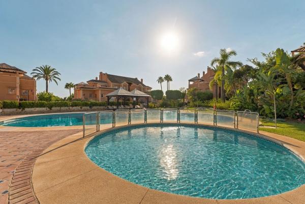 Дуплекс на продажу в Dúplex en Nueva Andalucía, Marbella, Марбелла photo 1