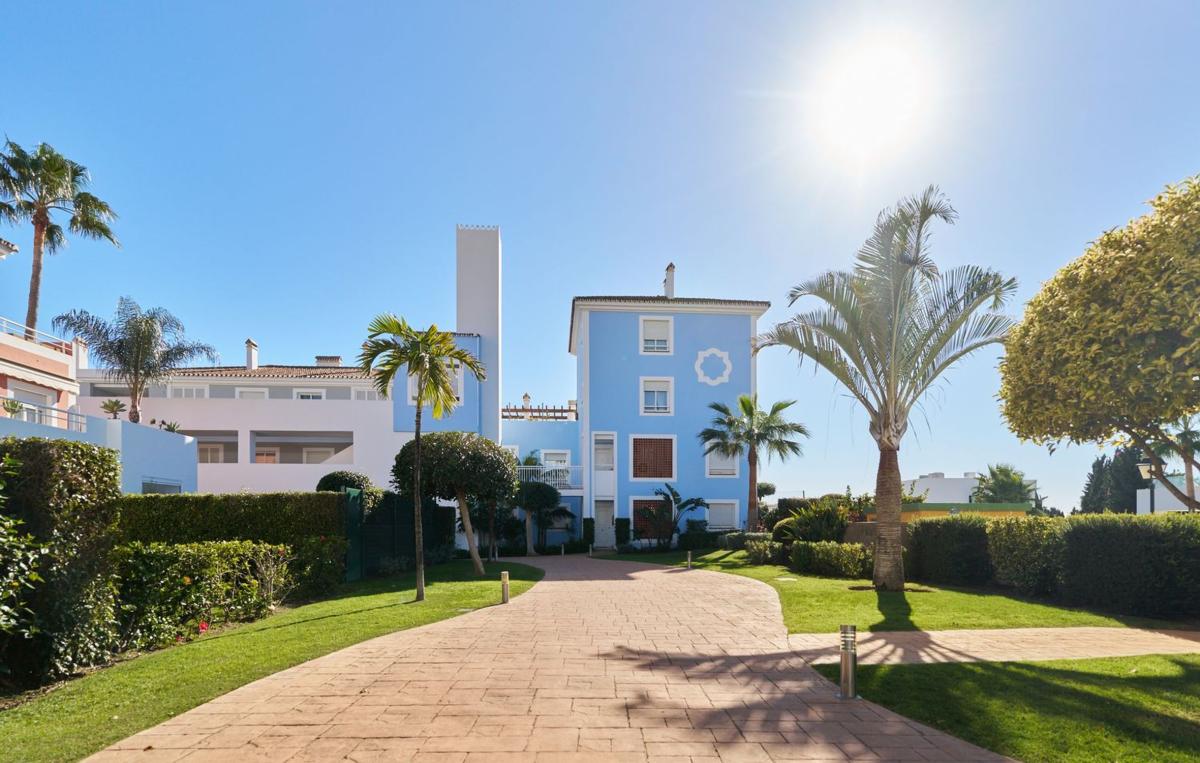 Venta de piso en Piso en Cortijo Casareno, Paraiso-Barronal, Estepona, Estepona
photo 1