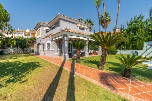 Casa o chalet independiente en Calle Pico del Naranco s/n, Nueva Atalaya, Estepona photo 3