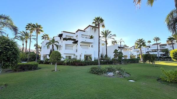 Venta de piso en Piso en Calle Trajano, Villacana - Costalita - Saladillo, Estepona, Estepona
photo 1