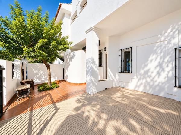 Chalet adosado en Calle Alcaucín, La Dama de Noche-La Alzambra, Marbella thumbnail 3