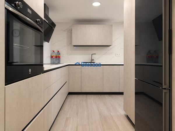 Venta de piso en Piso en Avenida del Editor Ángel Caffarena, El Consul - El Romeral, Málaga, Málaga
 photo 3
