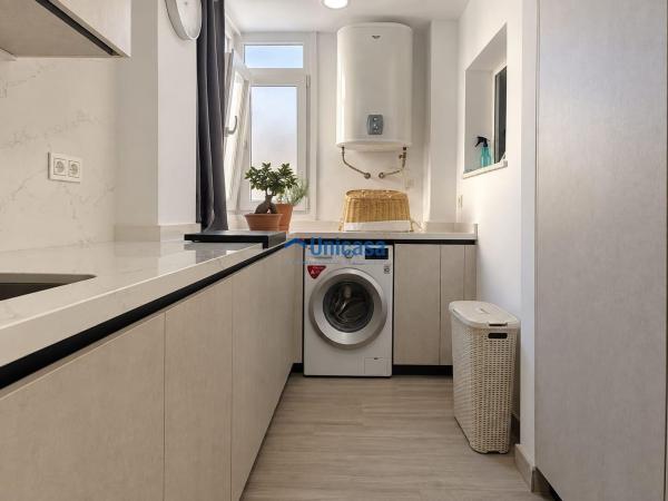Venta de piso en Piso en Avenida del Editor Ángel Caffarena, El Consul - El Romeral, Málaga, Málaga
 photo 4