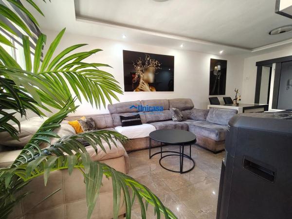 Venta de piso en Piso en Calle Mercedes Llopart, El Consul - El Romeral, Málaga, Málaga
 photo 1