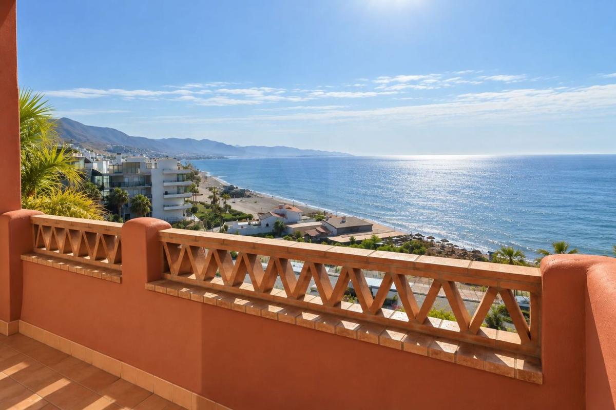 Продажа пентхауса на  Ático en Urbanizacion Punta del Faro, El Peñoncillo, Torrox, Торрокс photo 2