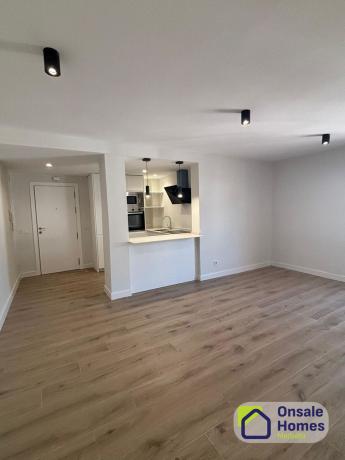 Venta de piso en Piso en Avenida Ramón y Cajal, Playa Bajadilla-Puertos, Marbella, Marbella
photo 1