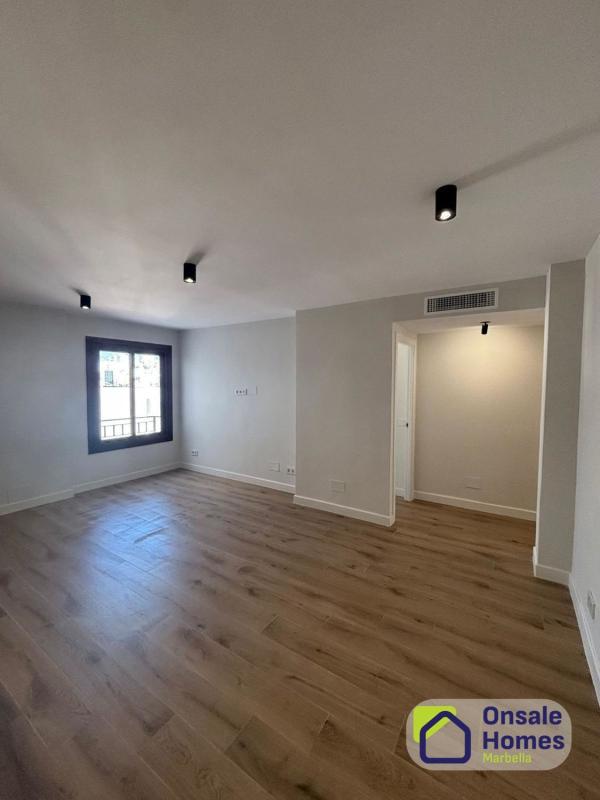 Venta de piso en Piso en Avenida Ramón y Cajal, Playa Bajadilla-Puertos, Marbella, Marbella
 photo 2