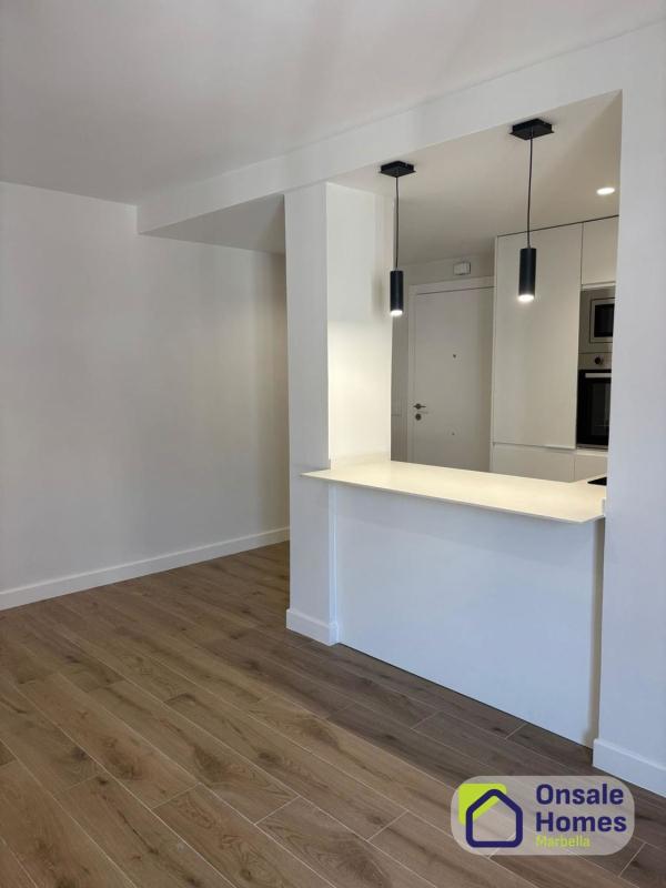 Venta de piso en Piso en Avenida Ramón y Cajal, Playa Bajadilla-Puertos, Marbella, Marbella
 photo 3