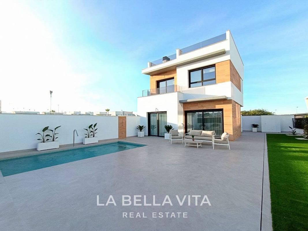 New-Build Villa with Private Pool and Solarium for Sale in Benijófar