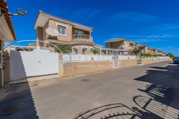 Casa o chalet independiente en Calle la Sagra, 7, Los Balcones - Los Altos del Edén, Torrevieja photo 1