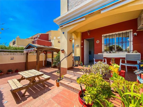 Chalet adosado en Calle Gabriela Mistral, Zona los Frutales, Torrevieja photo 2
