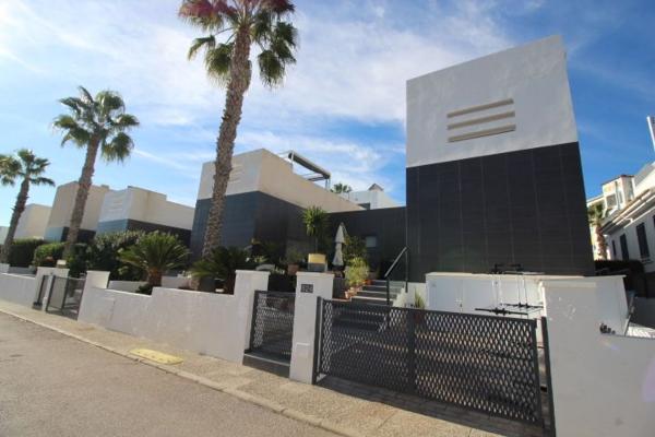 Chalet pareado en Calle Dardanelos, Villamartín, Orihuela photo 1