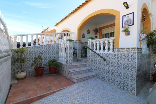 Частный шале на продаже в Casa o chalet en Calle Río Tajo, La Siesta - El Salado - Torreta, Torrevieja, Торревьеха photo 1