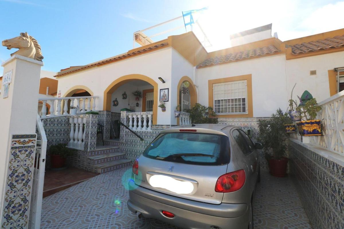 Продажа отдельного шале в Casa o chalet en Calle Río Tajo, La Siesta - El Salado - Torreta, Torrevieja, Торревьеха photo 2
