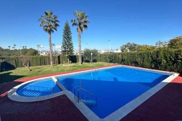 Sprzedaż mieszkania w Piso en Calle Francisco Alonso Lorenzo, Parque Acuático - Sector 25, Torrevieja, Torrevieja
photo 1