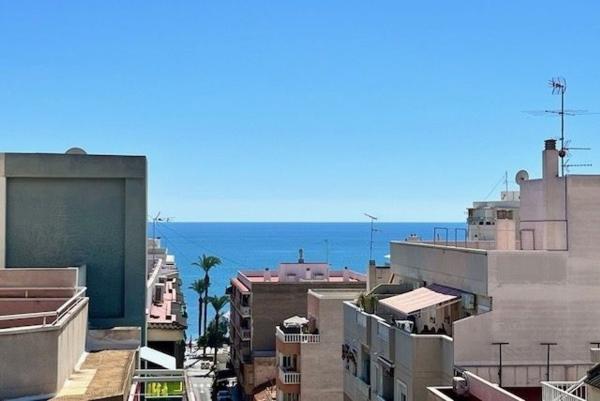 Venta de piso en Piso en Las Piscinas Naturales, Torrevieja, Torrevieja
 photo 1