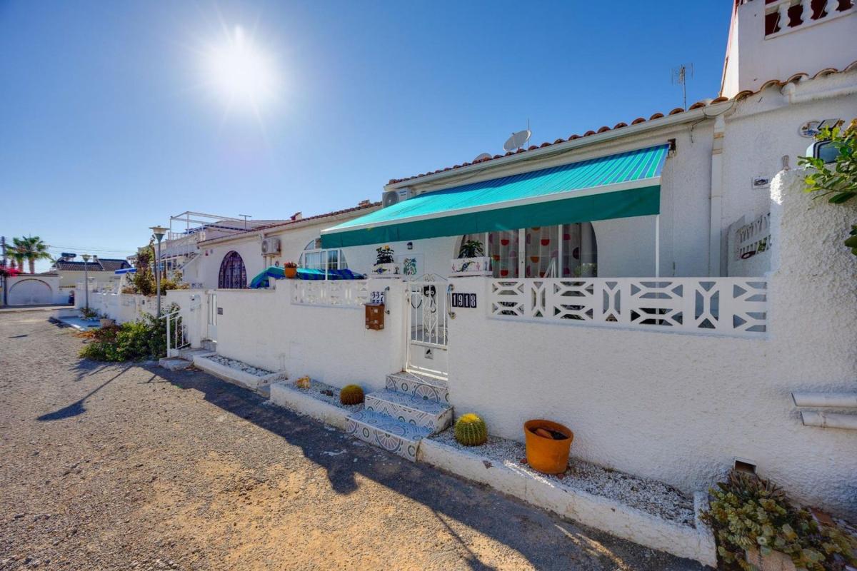 Продажа отдельного шале в Casa o chalet en La Siesta - El Salado - Torreta, Torrevieja, Торревьеха photo 1