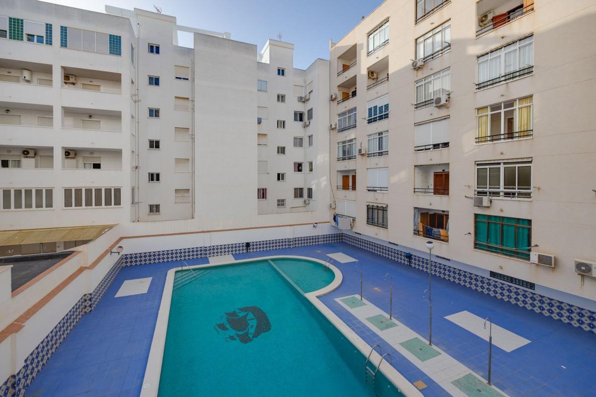 Продажа квартиры на Piso en Calle los Gases, 24, Avenida Habaneras - Curva de Palangre, Torrevieja, Торревьеха
photo 1