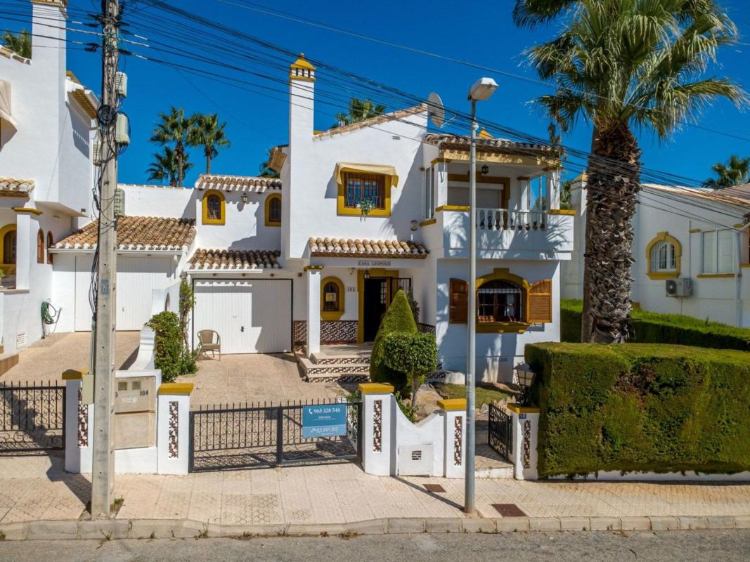Venta de chalet independiente en Casa o chalet en Calle Fernandez Caballero s/n, Villamartín, Orihuela, Orihuela
photo 2