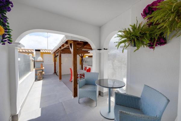 Chalet adosado en Avenida Paris, 67, Aguas Nuevas, Torrevieja thumbnail 2