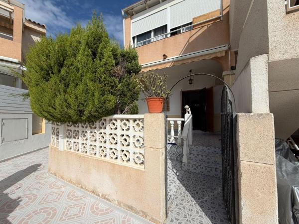 Chalet adosado en Calle de Martin Luther King, Zona los Frutales, Torrevieja photo 1