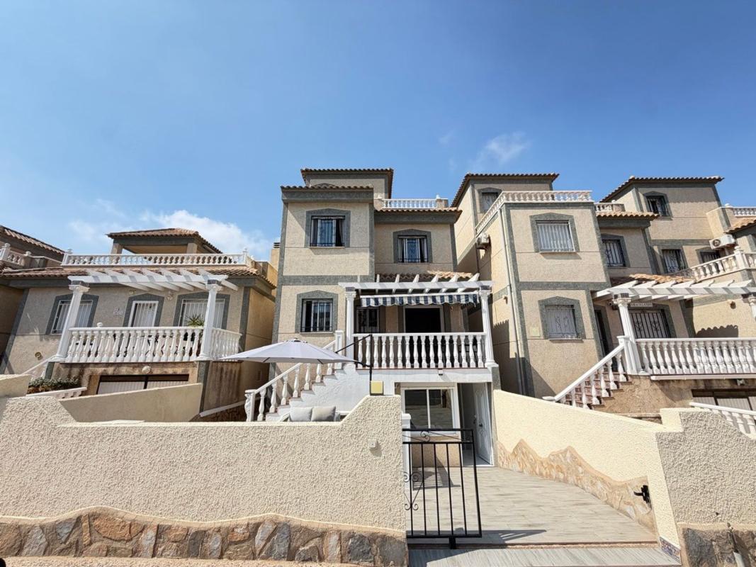 Продажа отдельного шале в Casa o chalet en Polígono N-2 Villamartín Norte, Villamartín, Orihuela, Ориуэла photo 1