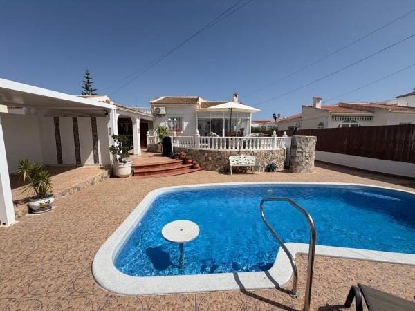 Частный шале на продаже в Casa o chalet en Avenida Baracaldo, La Siesta - El Salado - Torreta, Torrevieja, Торревьеха photo 1