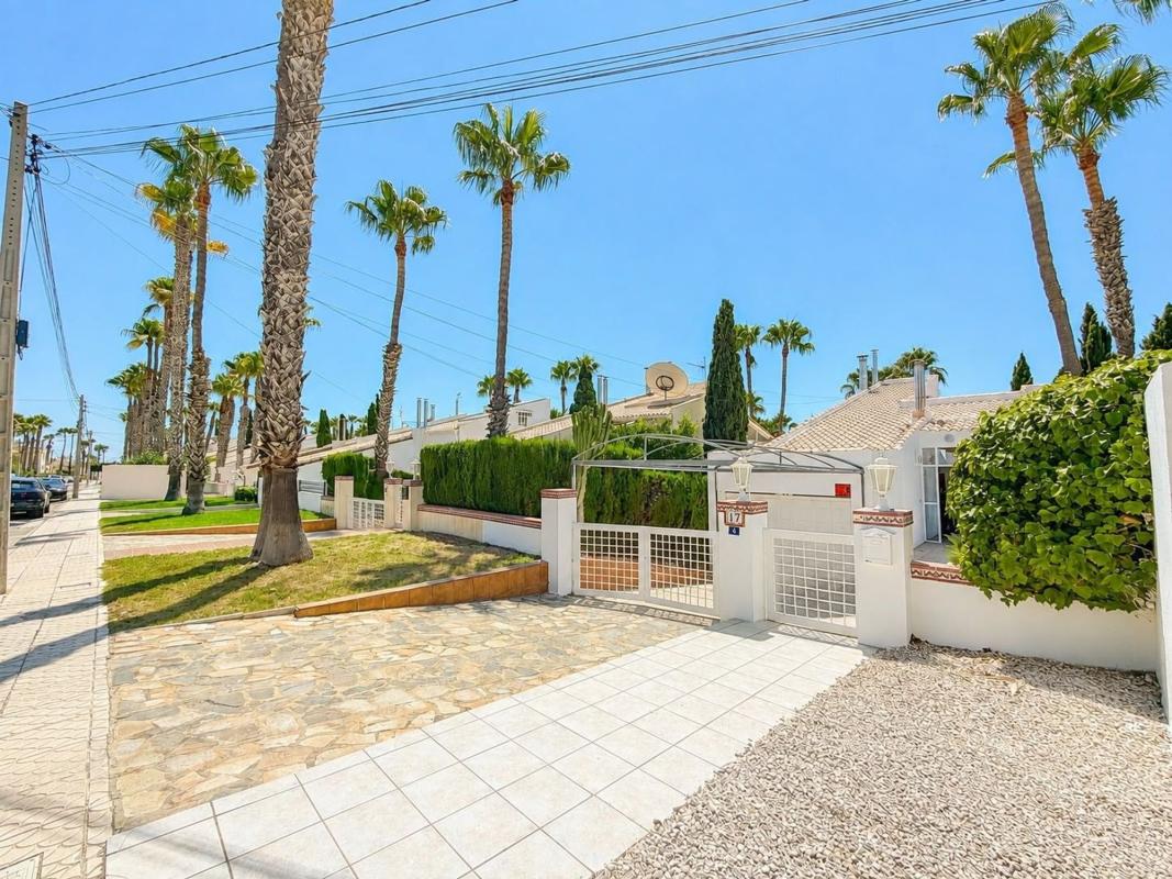 Venta de chalet independiente en Casa o chalet en Calle Amadeo Vives, Villamartín, Orihuela, Orihuela
 photo 3