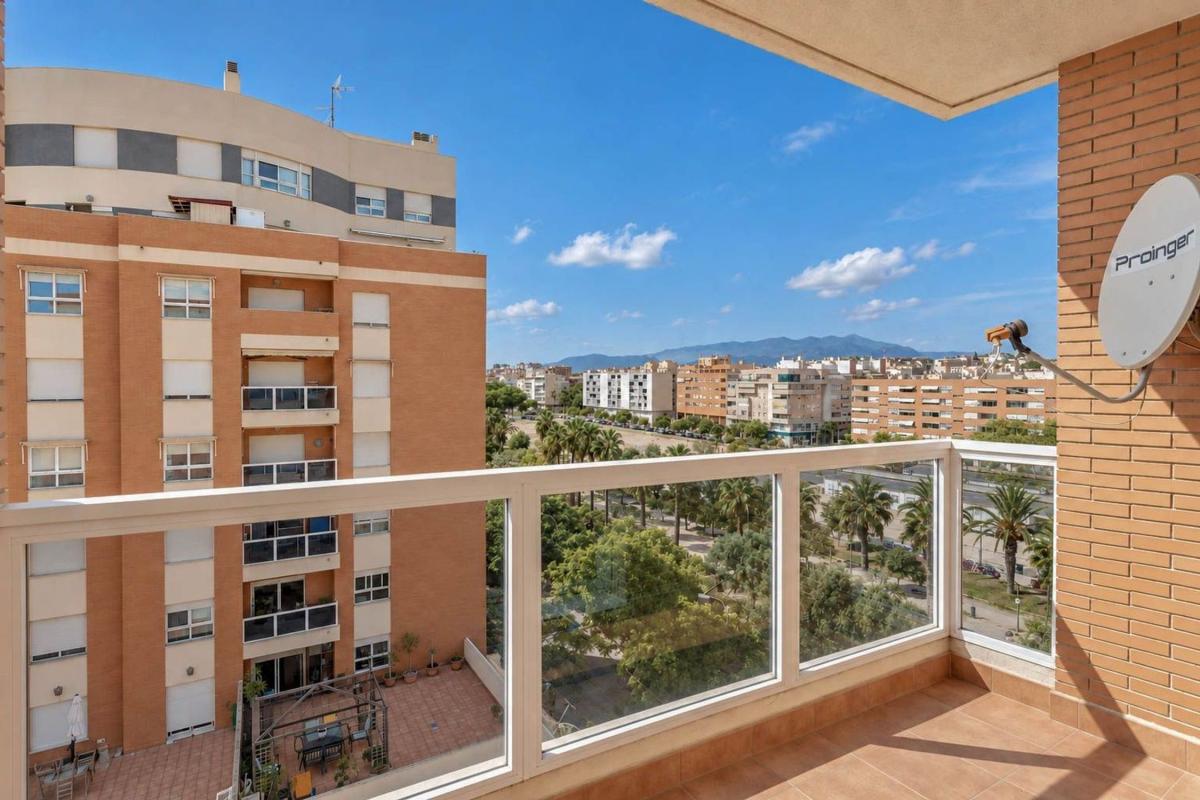 Продажа квартиры на Piso en Avenida Juan Sanchis Candela, 15, Garbinet - Parque de las Avenidas, Alicante / Alacant, Аликанте / Алакант
photo 1