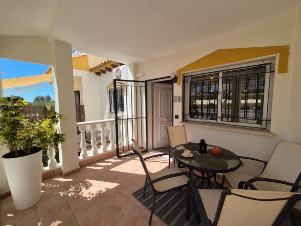 Chalet adosado en venta en Chalet pareado en Los Balcones y los Altos, Orihuela , Orihuela photo 1