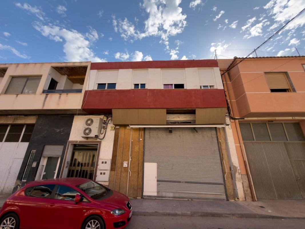Edificio de 380m2 en venta en Cox photo 1