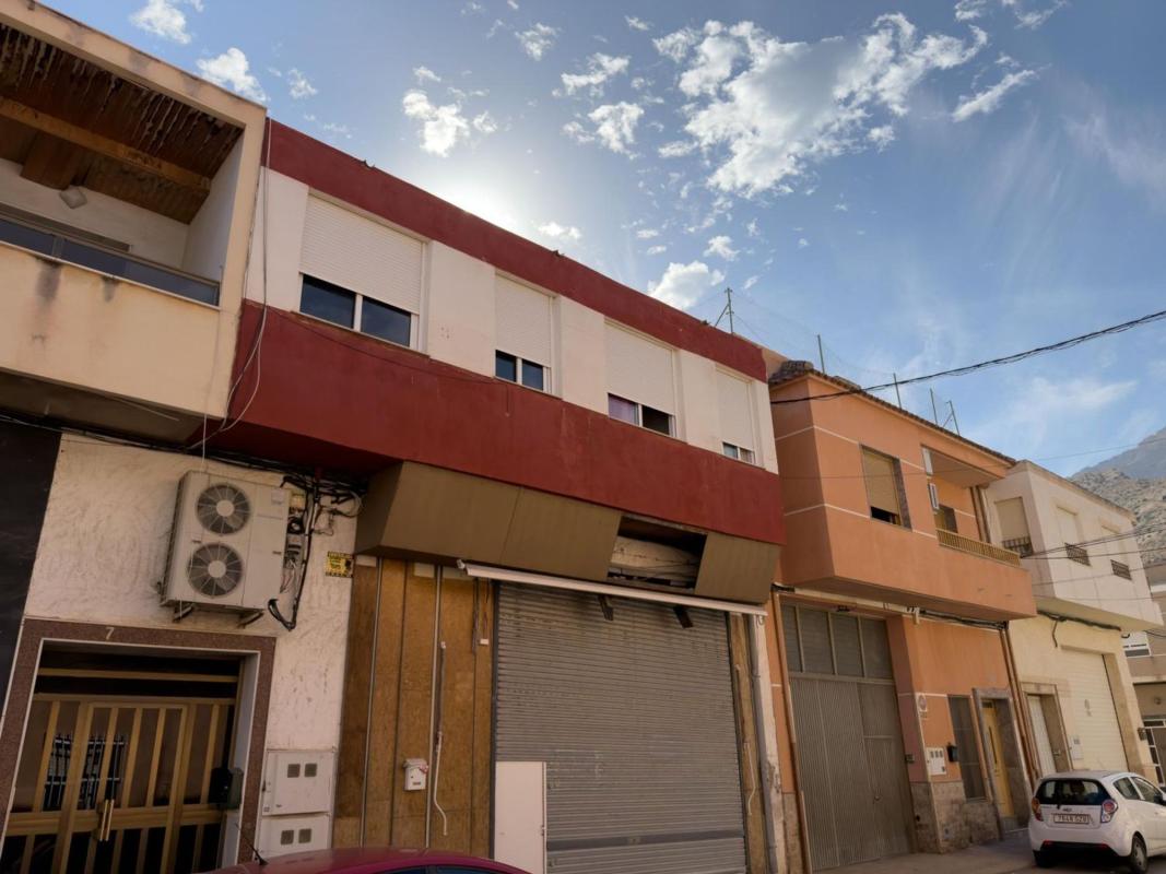 Edificio de 380m2 en venta en Cox photo 4