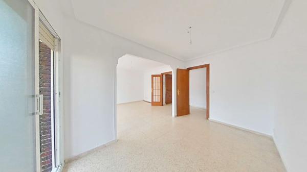 Sale of flat in Piso en Carolinas Bajas, Alicante / Alacant, Alicante
thumbnail 2