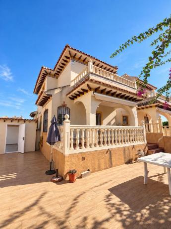 Chalet pareado en Lomas de Cabo Roig, Orihuela thumbnail 3