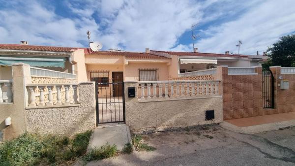 Casa o chalet independiente en Calle del Invierno, La Siesta - El Salado - Torreta, Torrevieja thumbnail 2