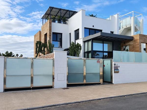 Chalet wolnostojący na sprzedaż w  Casa o chalet en Lomas de Cabo Roig, Orihuela, Orihuela photo 1