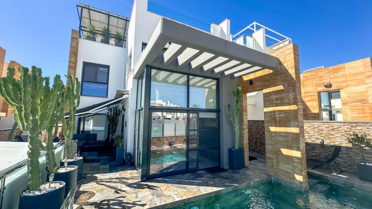 Sprzedaż niezależnego domku jednorodzinnego w  Casa o chalet en Lomas de Cabo Roig, Orihuela, Orihuela photo 2